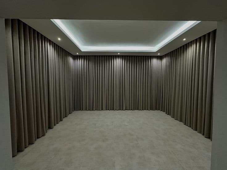 Neutral grasscloth wallpaper in a Dubai Silicon Oasis hallway